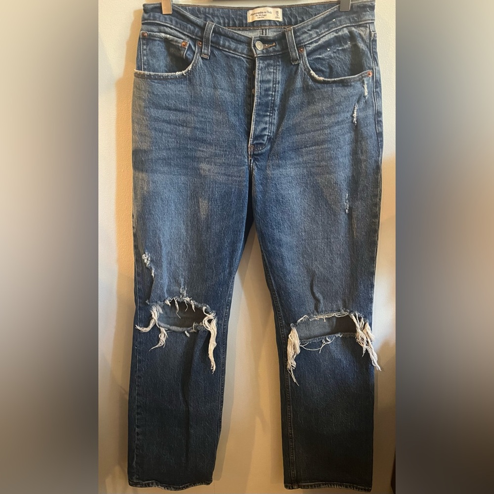 Abercrombie and Fitch “The 90’s Low Rise Baggy” jeans in size 6R/28